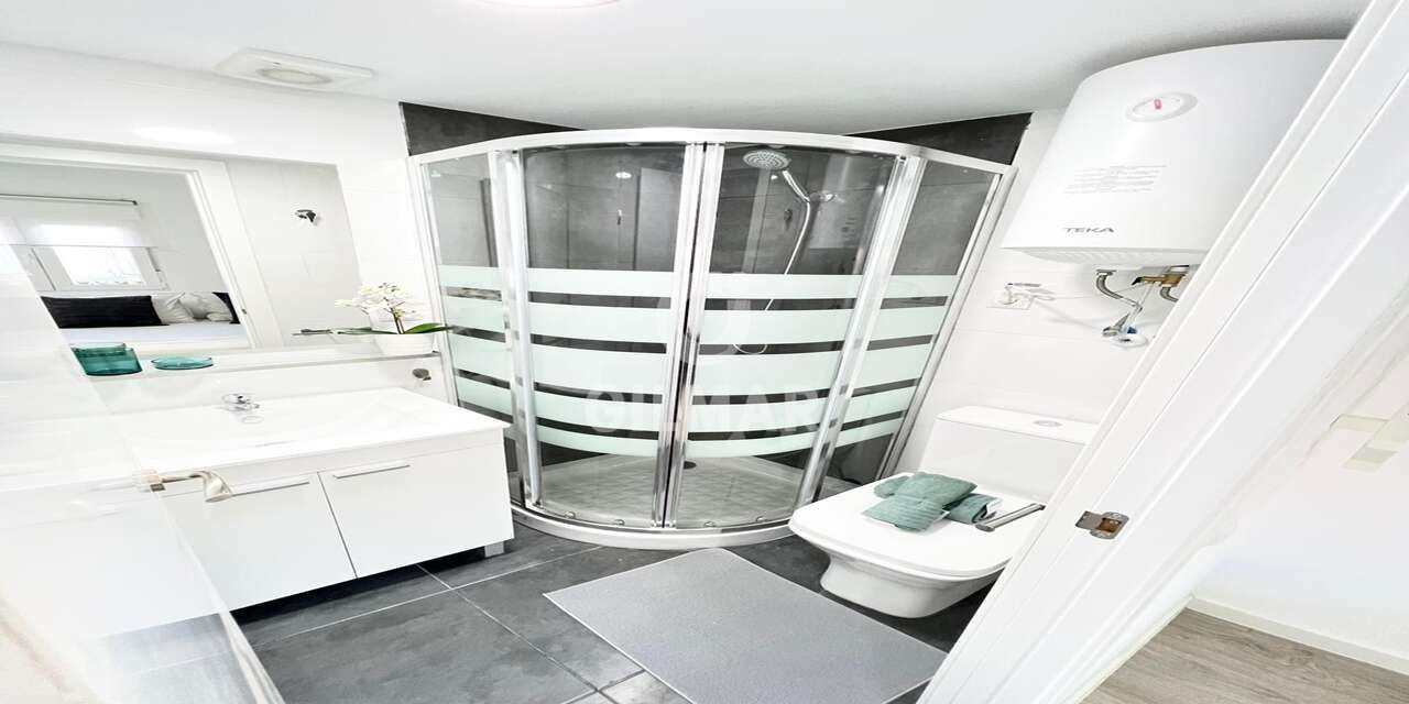 Bathroom of Flat for sale in  Madrid Capital  with Heating, Furnished and Balcony