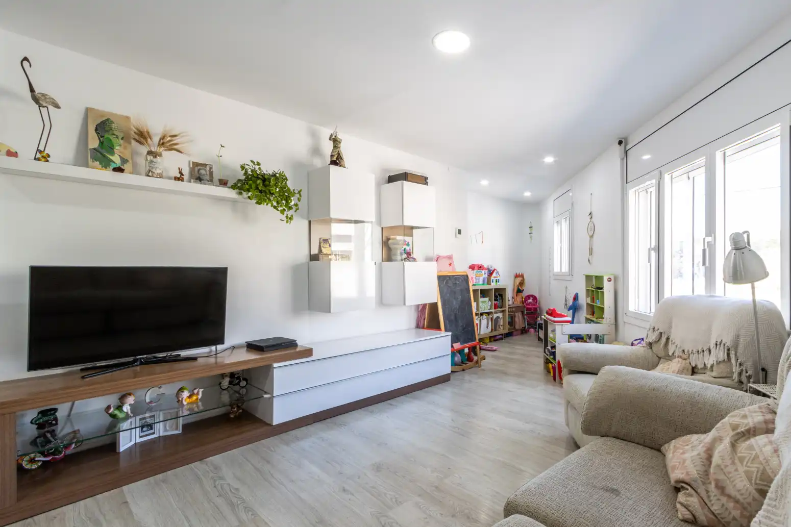 Living room of Flat for sale in Terrassa  with Heating, Parquet flooring and Terrace