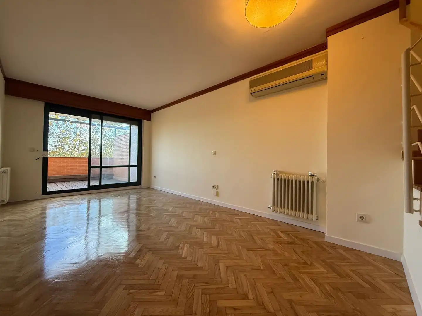 Sala de estar de Dúplex en venta en Pozuelo de Alarcón con Aire acondicionado, Trastero y Piscina comunitaria