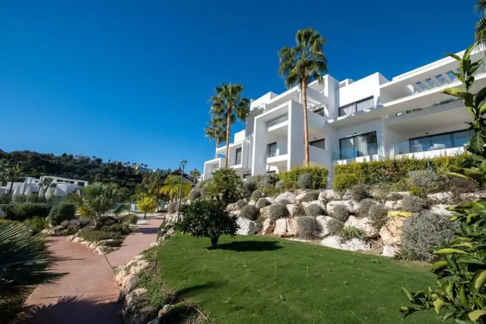 Vista exterior de Planta baja de alquiler en Benahavís con Aire acondicionado, Terraza y Piscina