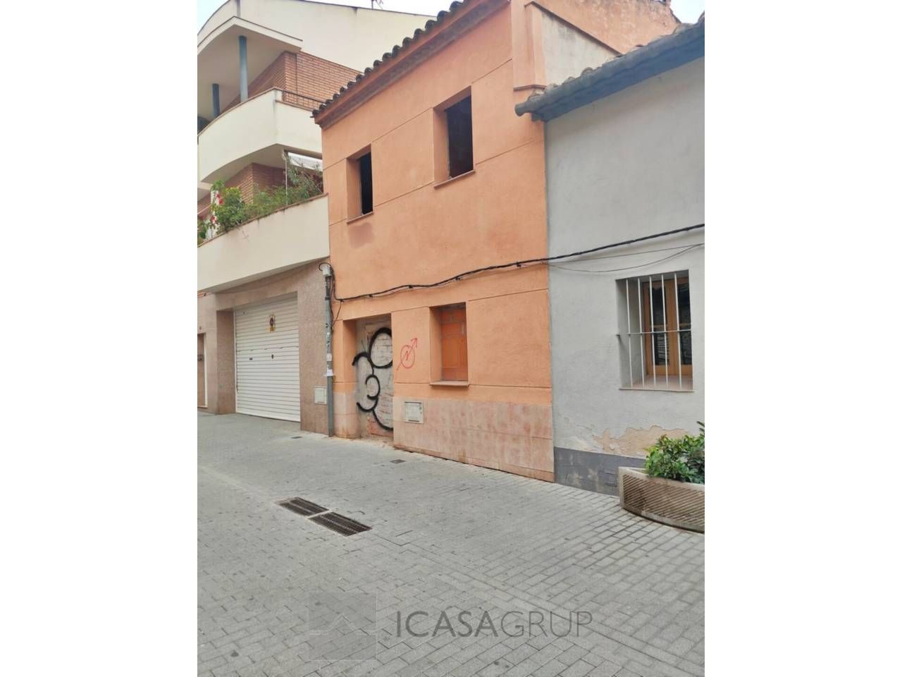 Vista exterior de Casa adosada en venda en Rubí amb Terrassa