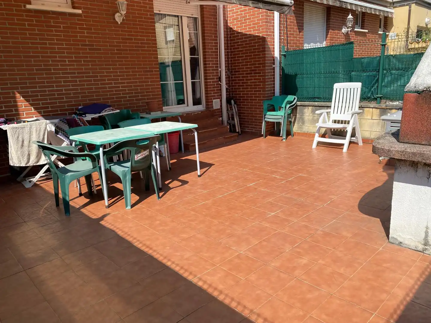 Terrasse von Einfamilien-Reihenhaus zum Verkauf in Castro-Urdiales mit Heizung, Privatgarten und Parkett