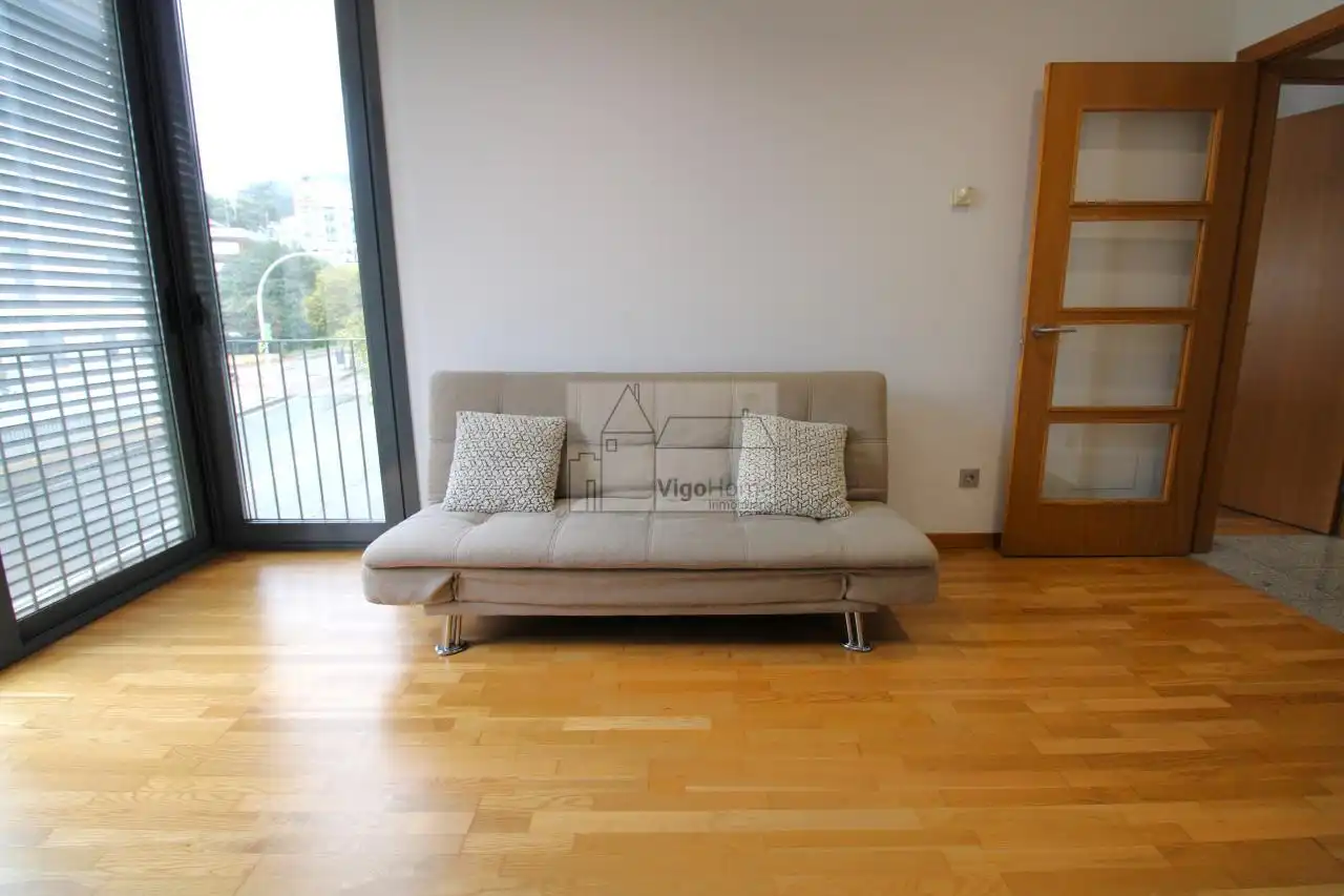 Sala d'estar de Pis de lloguer en Vigo  amb Calefacció, Traster i Piscina