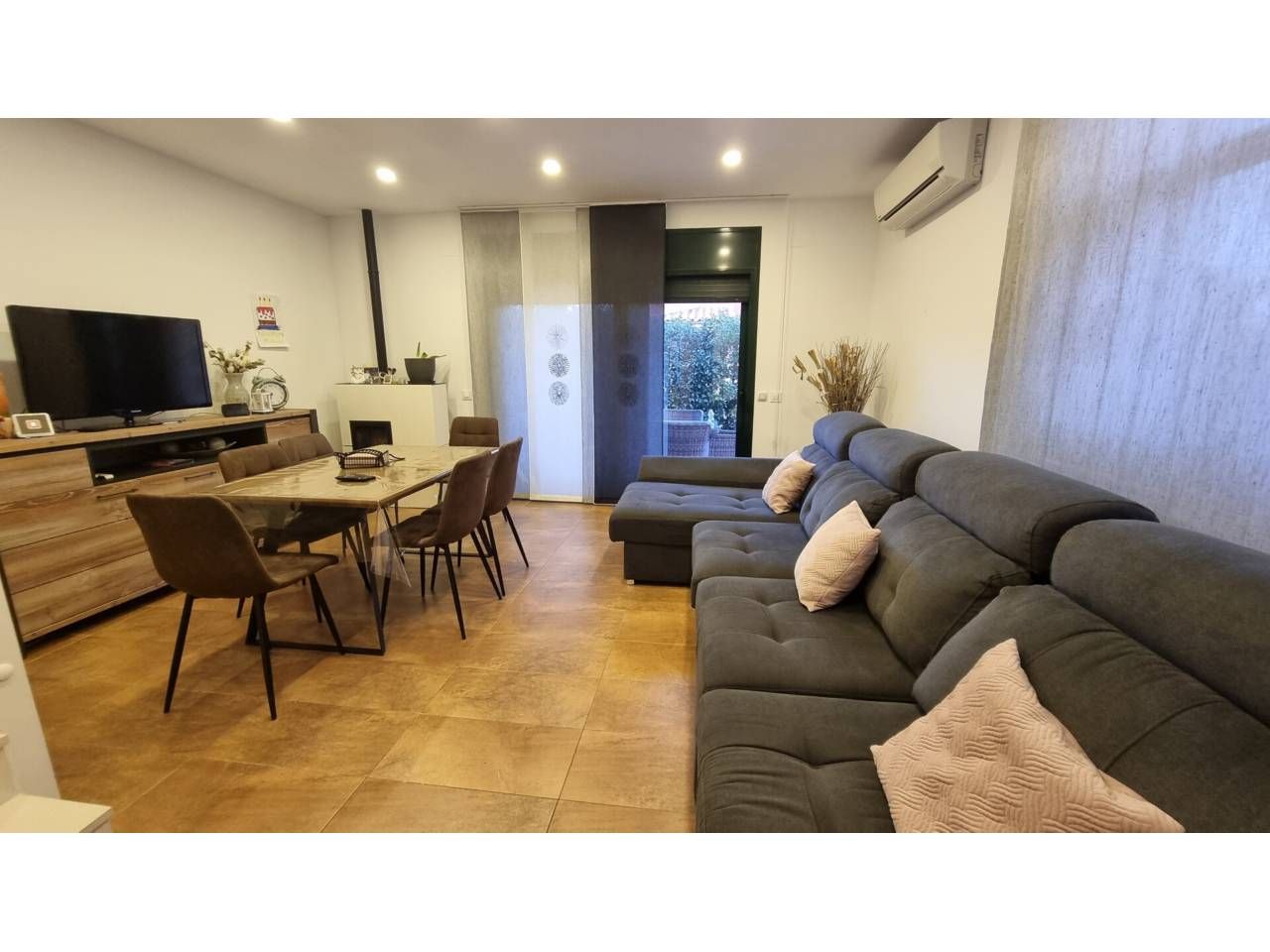 Sala d'estar de Casa adosada en venda en Mont-roig del Camp amb Aire condicionat, Jardí privat i Piscina comunitària