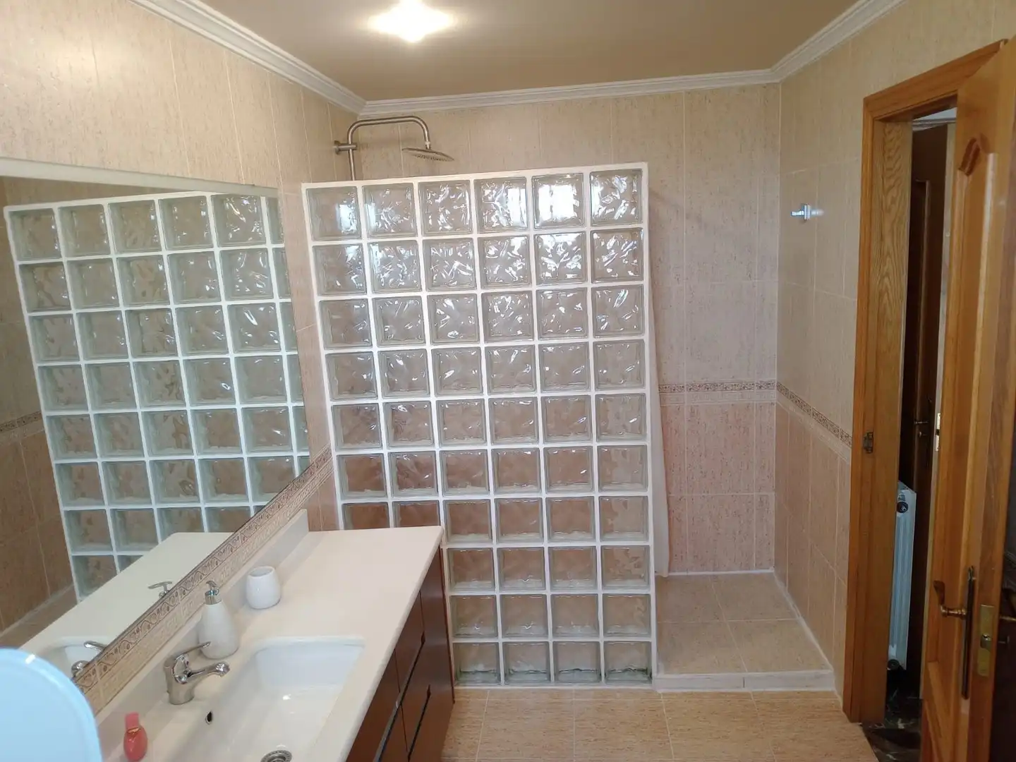Baño de Casa adosada de alquiler en Xirivella con Terraza y Amueblado