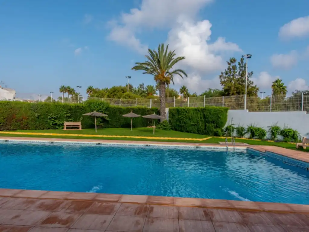 Piscina de Casa adosada en venda en Torrevieja amb Aire condicionat, Moblat i Piscina comunitària
