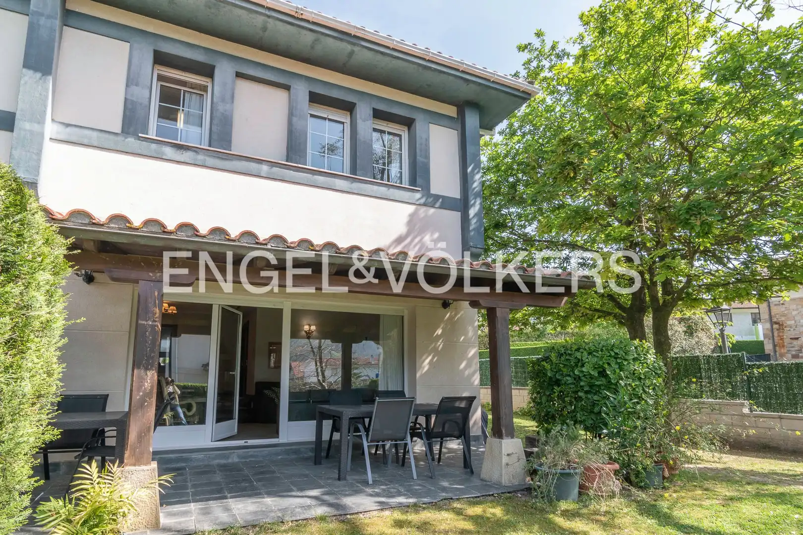 Außenansicht von Einfamilien-Reihenhaus zum Verkauf in Gamiz-Fika mit Heizung, Privatgarten und Terrasse