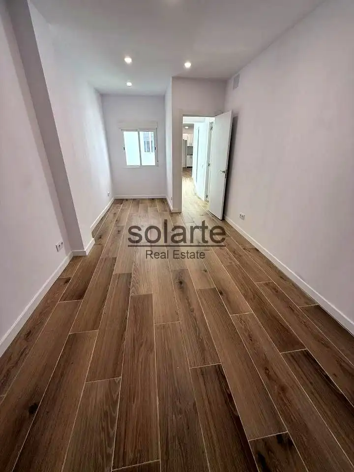 Dormitori de Planta baixa en venda en L'Hospitalet de Llobregat amb Parquet i Terrassa