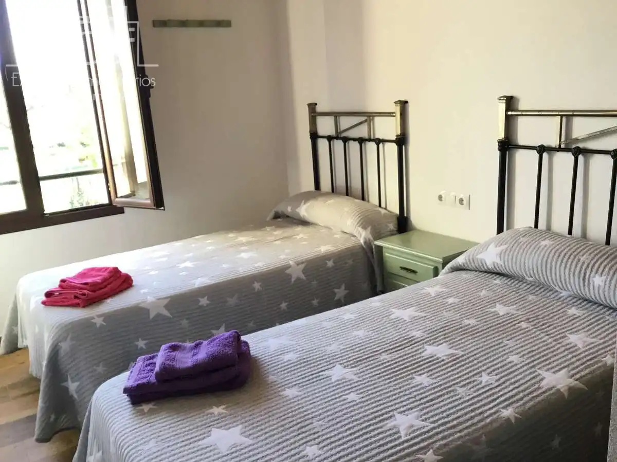 Dormitori de Finca rústica en venda en El Pedroso amb Traster, Piscina i Moblat