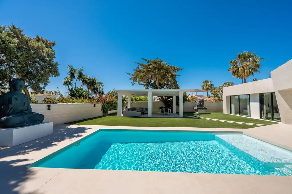 Piscina de Casa o chalet en venta en Marbella con Aire acondicionado, Calefacción y Jardín privado