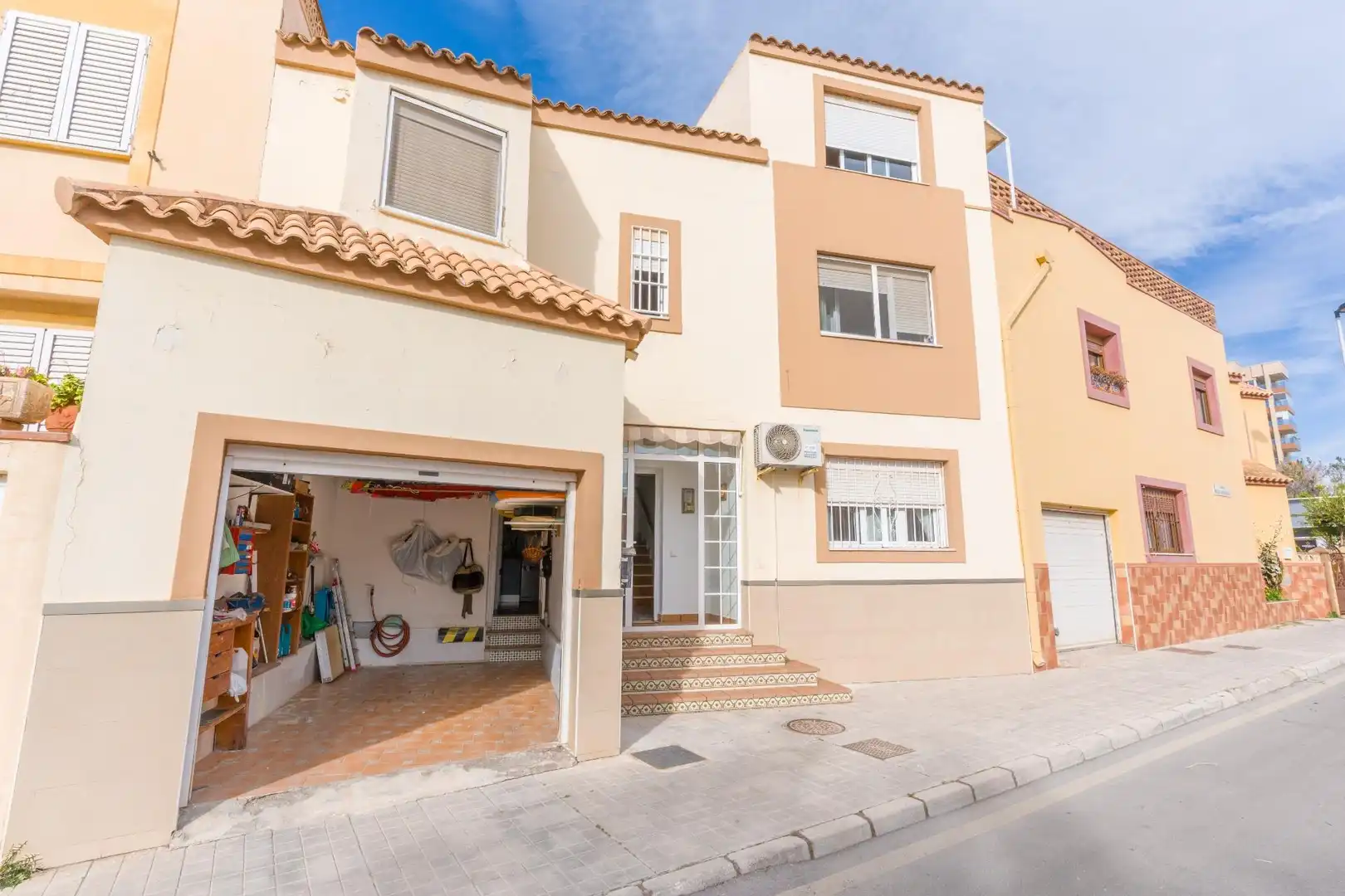 Vista exterior de Casa o chalet en venta en Almería con Aire acondicionado y Trastero