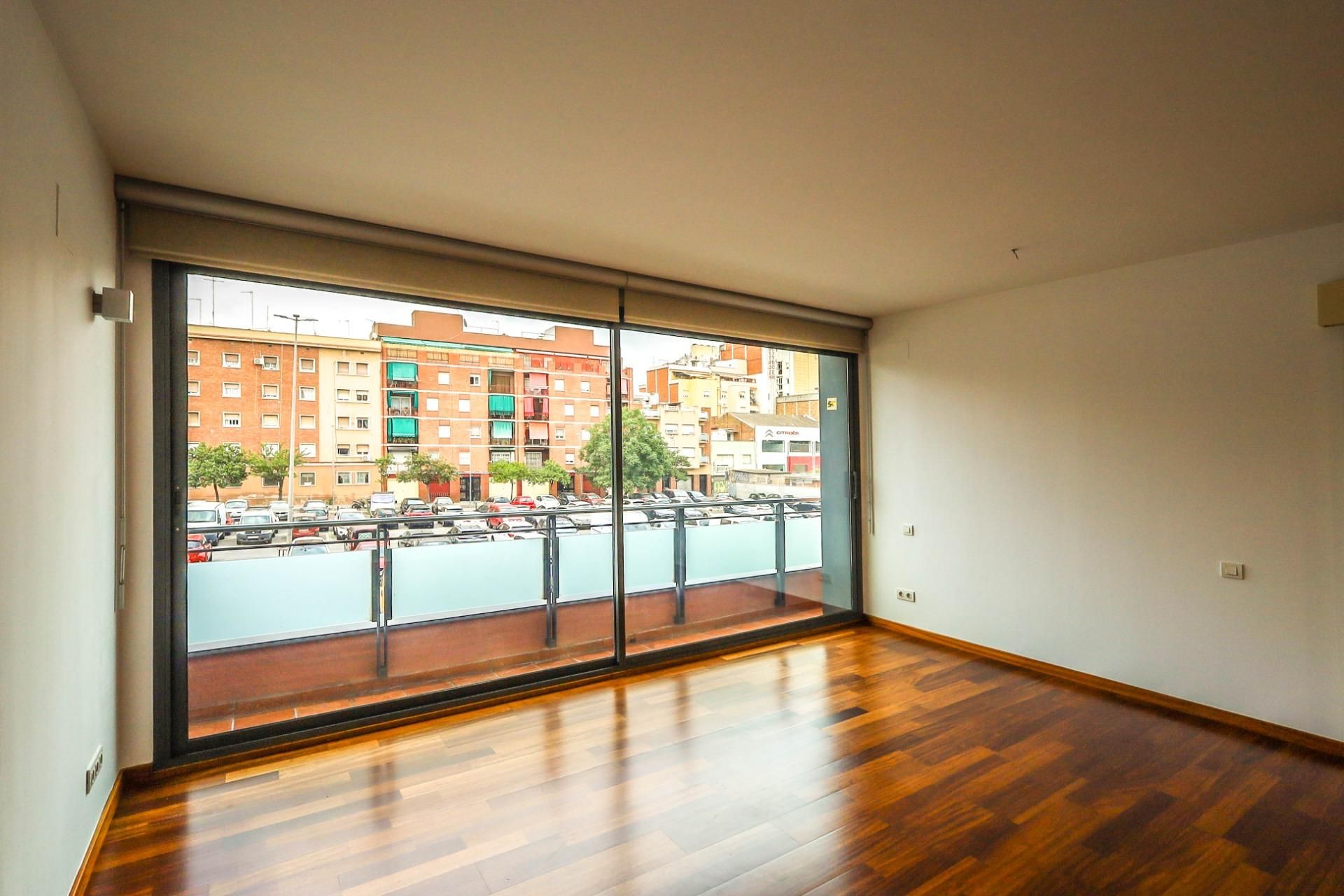 Sala d'estar de Pis en venda en L'Hospitalet de Llobregat amb Aire condicionat, Calefacció i Parquet