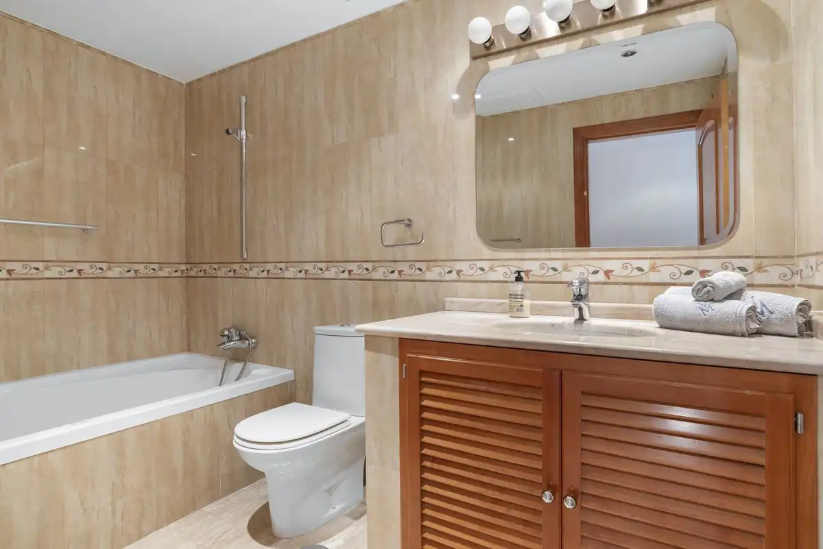 Bany de Casa o xalet en venda en Benahavís amb Aire condicionat, Jardí privat i Terrassa