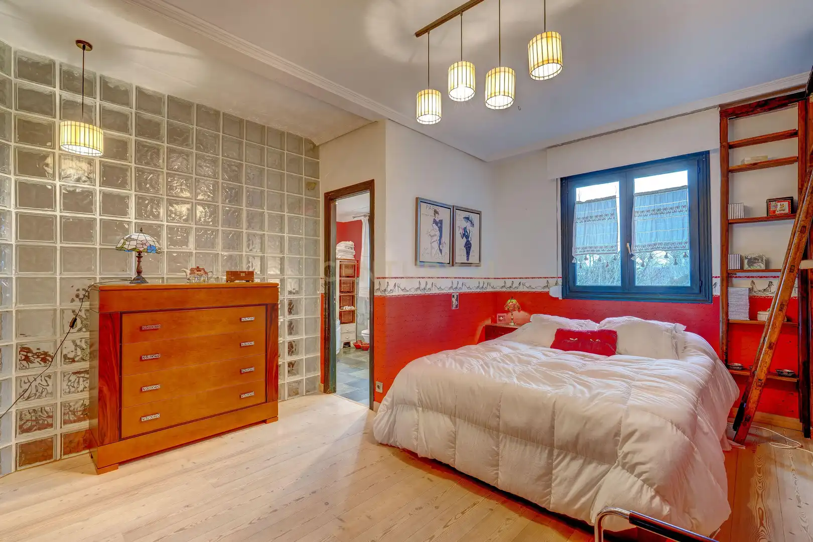 Schlafzimmer von Einfamilien-Reihenhaus zum Verkauf in Anguciana mit Privatgarten, Abstellraum und Schwimmbad