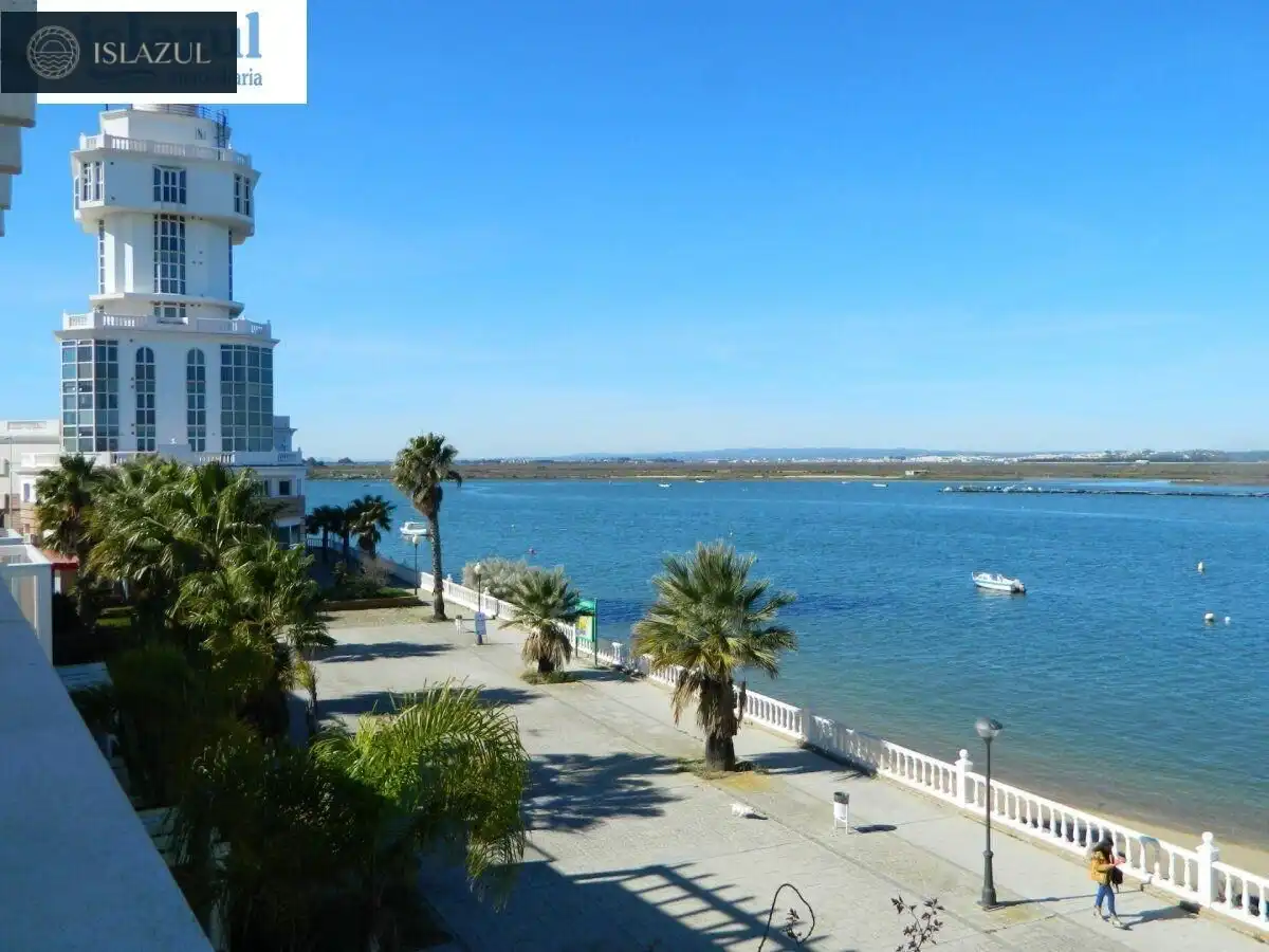 Vista exterior de Casa adosada en venda en Isla Cristina amb Terrassa, Traster i Moblat