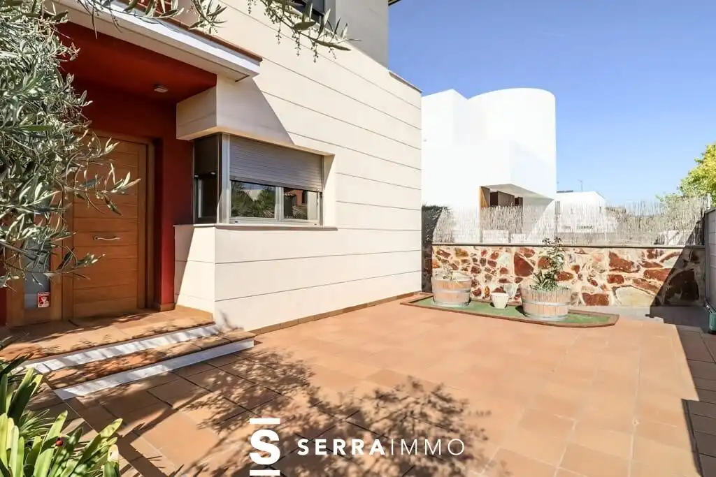 Vista exterior de Casa o xalet en venda en Vilafranca del Penedès amb Aire condicionat, Calefacció i Jardí privat