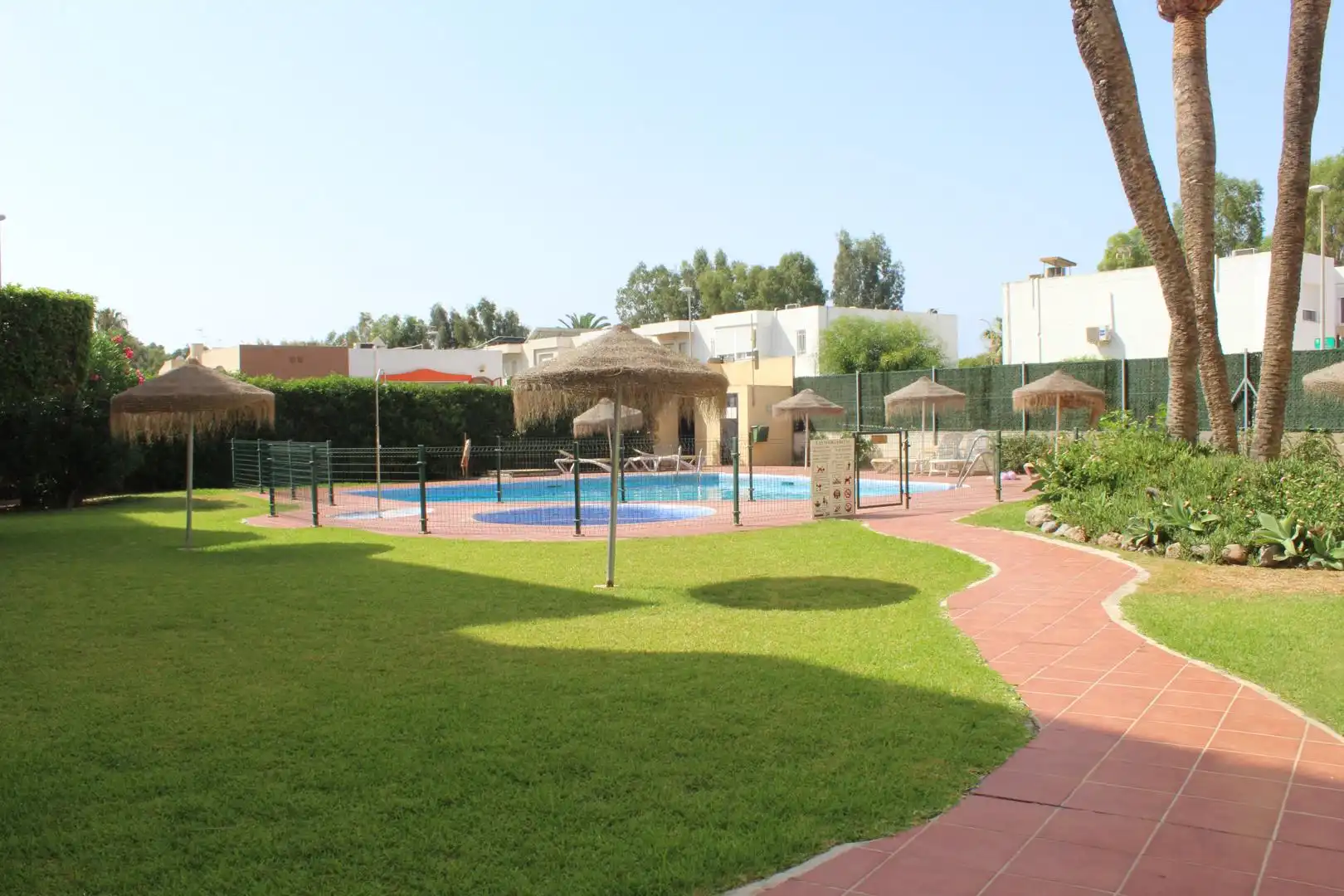 Piscina de Apartamento en venta en Roquetas de Mar con Aire acondicionado, Jardín privado y Piscina