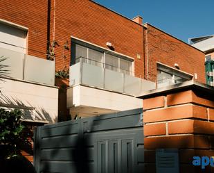 Vista exterior de Casa adosada en venda en Cabrils amb Calefacció, Jardí privat i Terrassa