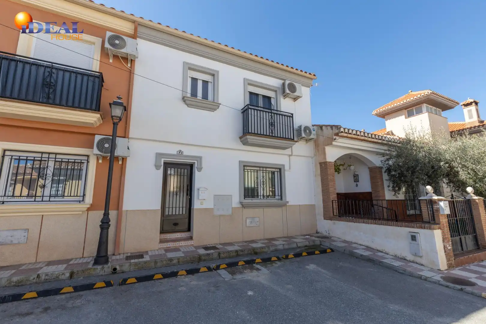 Adossat amb terrassa en venda a Calle Bermejales 9