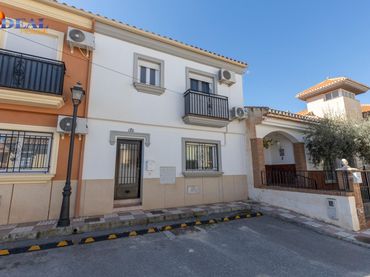 Terraced house with balcony for sale in Calle Bermejales 9