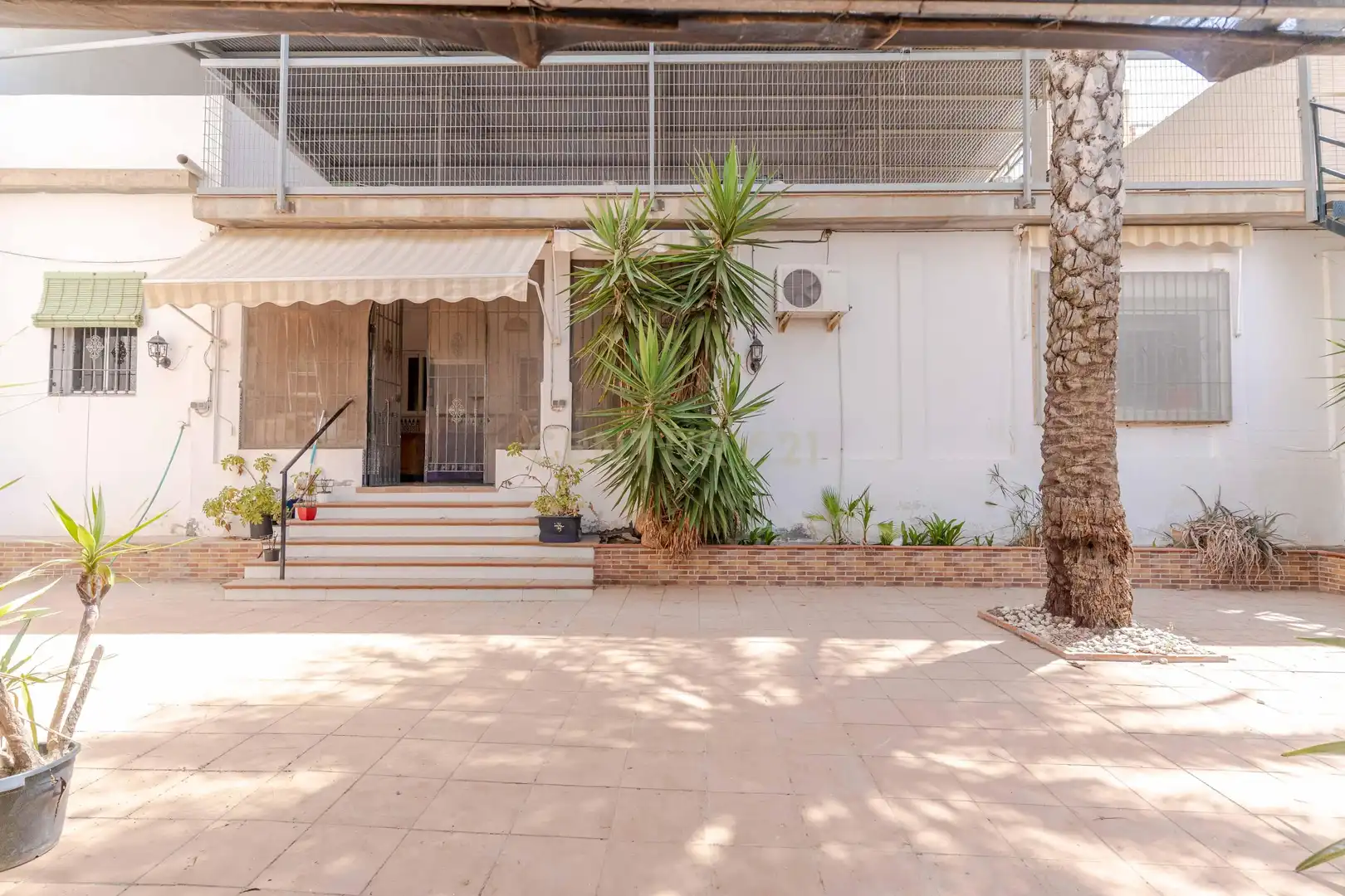 Vista exterior de Casa o xalet en venda en Motril amb Aire condicionat i Traster
