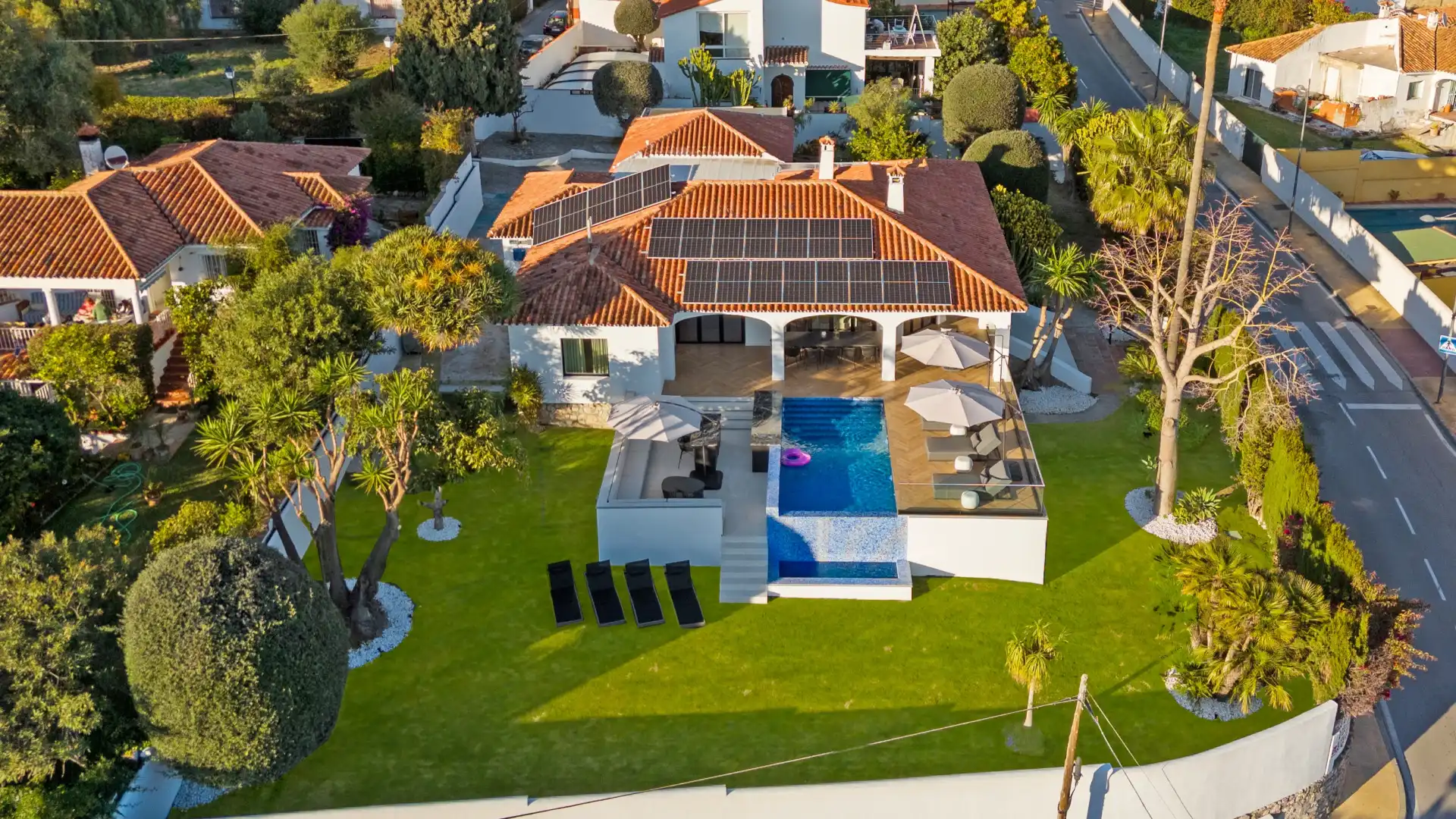 Vista exterior de Casa o xalet en venda en Marbella amb Aire condicionat, Calefacció i Jardí privat