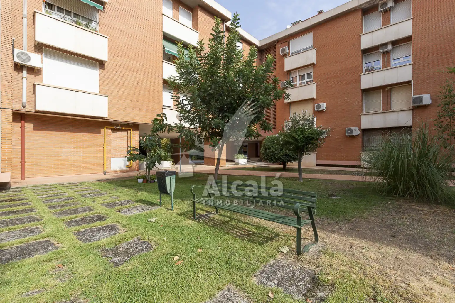 Vista exterior de Pis en venda en Alcalá de Henares amb Aire condicionat, Calefacció i Moblat