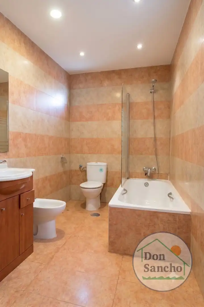 Baño de Casa adosada en venta en Mucientes con Calefacción, Terraza y Balcón