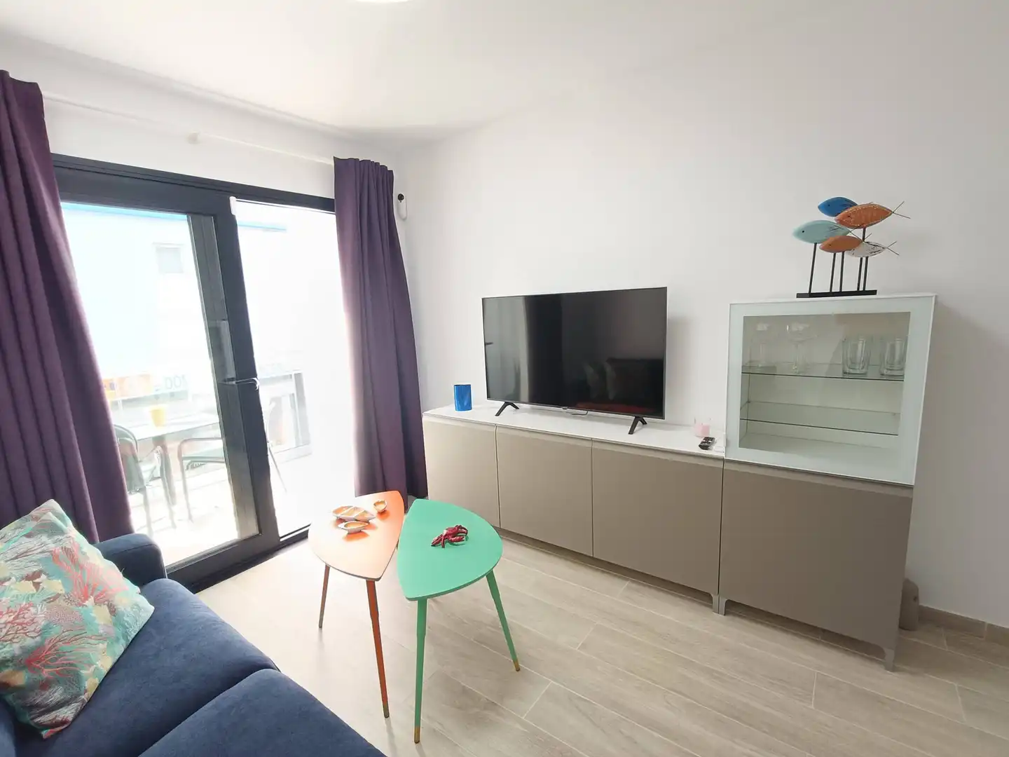 Sala d'estar de Apartament de lloguer en Mogán amb Aire condicionat, Terrassa i Moblat