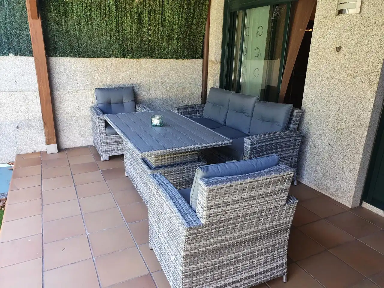 Terrassa de Casa adosada en venda en Vigo  amb Calefacció, Jardí privat i Moblat