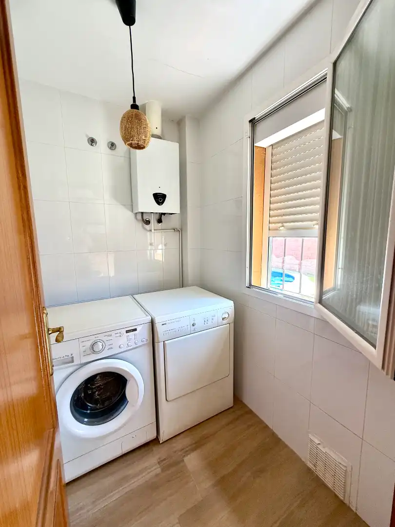 Bany de Casa adosada en venda en Espartinas amb Jardí privat, Terrassa i Piscina