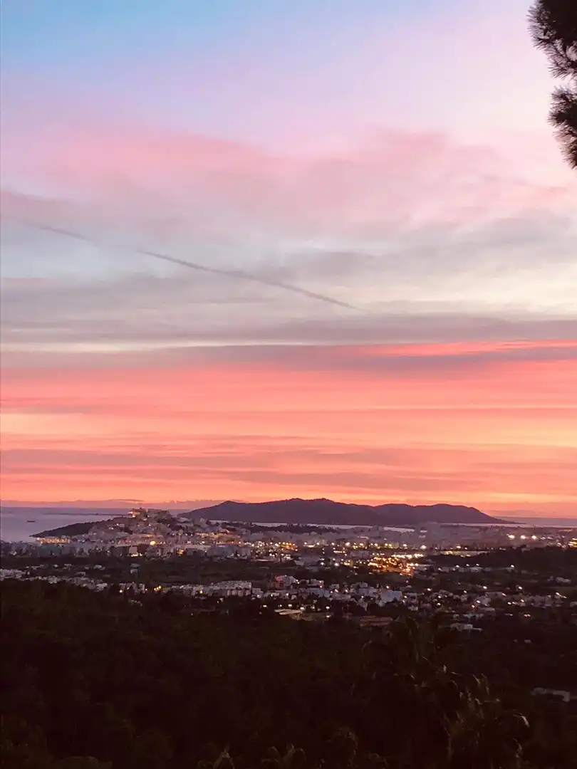 Vista exterior de Finca rústica en venda en Santa Eulària des Riu amb Aire condicionat, Calefacció i Jardí privat