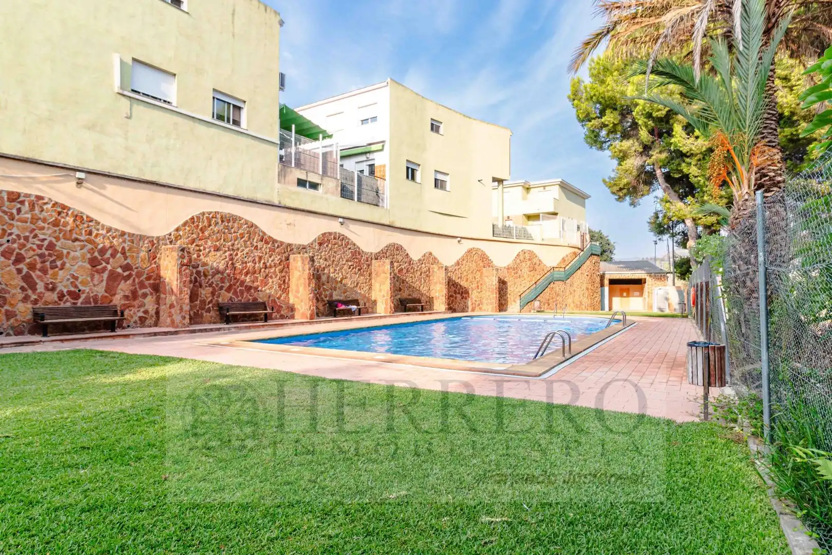 Piscina de Casa adosada en venda en Almoines amb Aire condicionat, Calefacció i Jardí privat