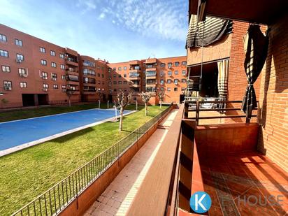 Außenansicht von Wohnung zum verkauf in San Fernando de Henares mit Klimaanlage, Terrasse und Schwimmbad