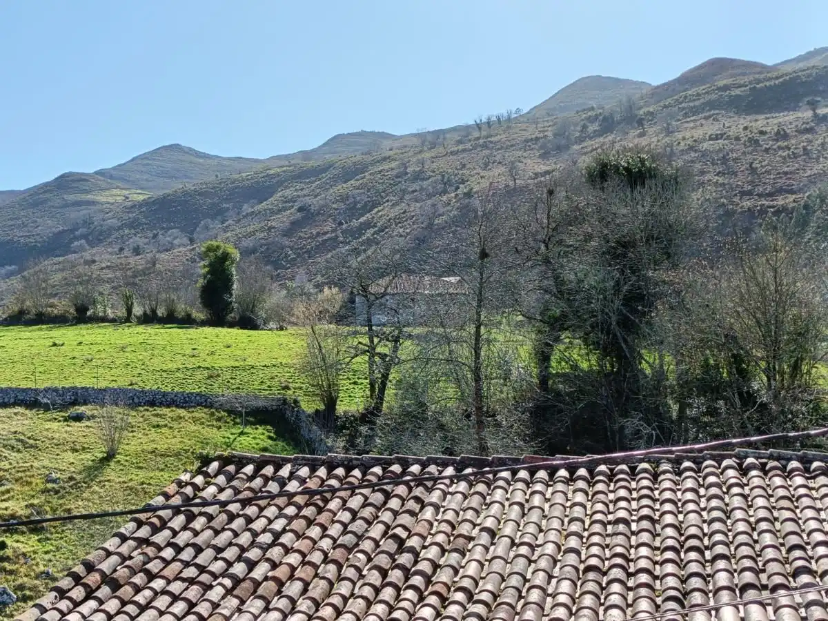 Außenansicht von Einfamilien-Reihenhaus zum Verkauf in Llanes mit Terrasse, Abstellraum und Möbliert