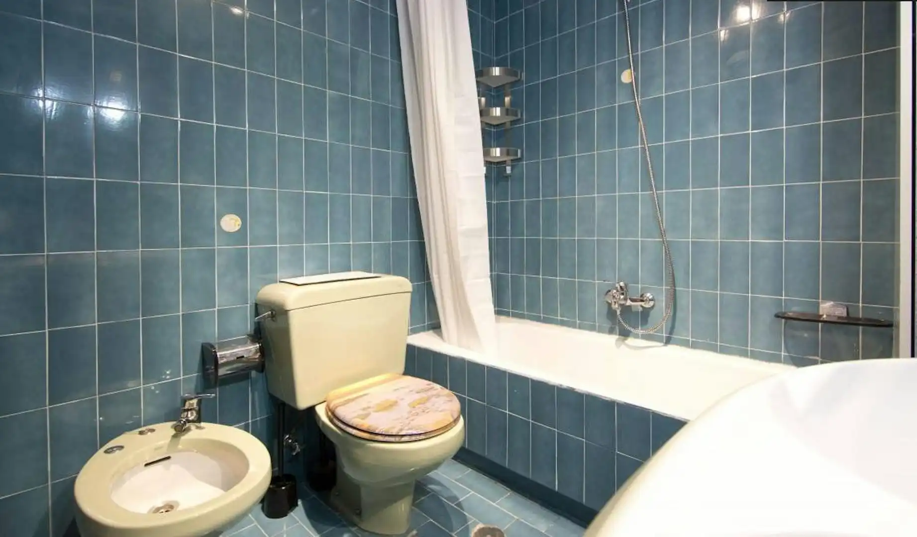 Bathroom of Flat for share in Madrid  with Heating, Washing machine and Internet