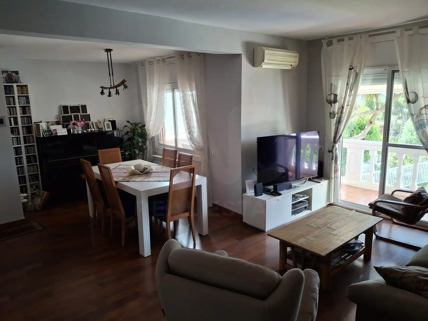 Sala de estar de Casa adosada en venta en Castelldefels con Aire acondicionado, Calefacción y Terraza
