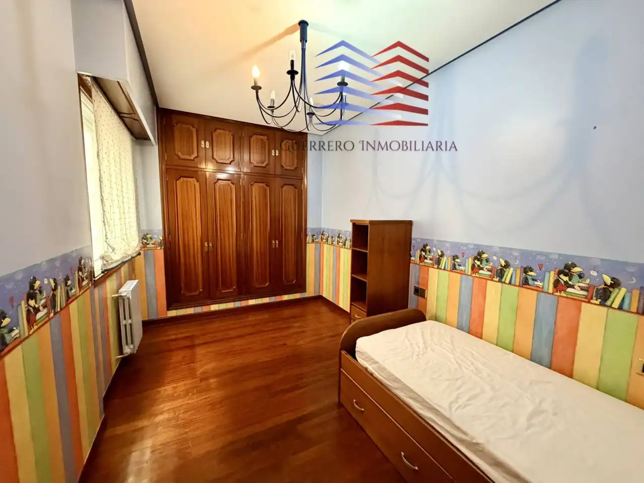 Dormitori de Apartament de lloguer en Ourense Capital  amb Calefacció, Parquet i Terrassa