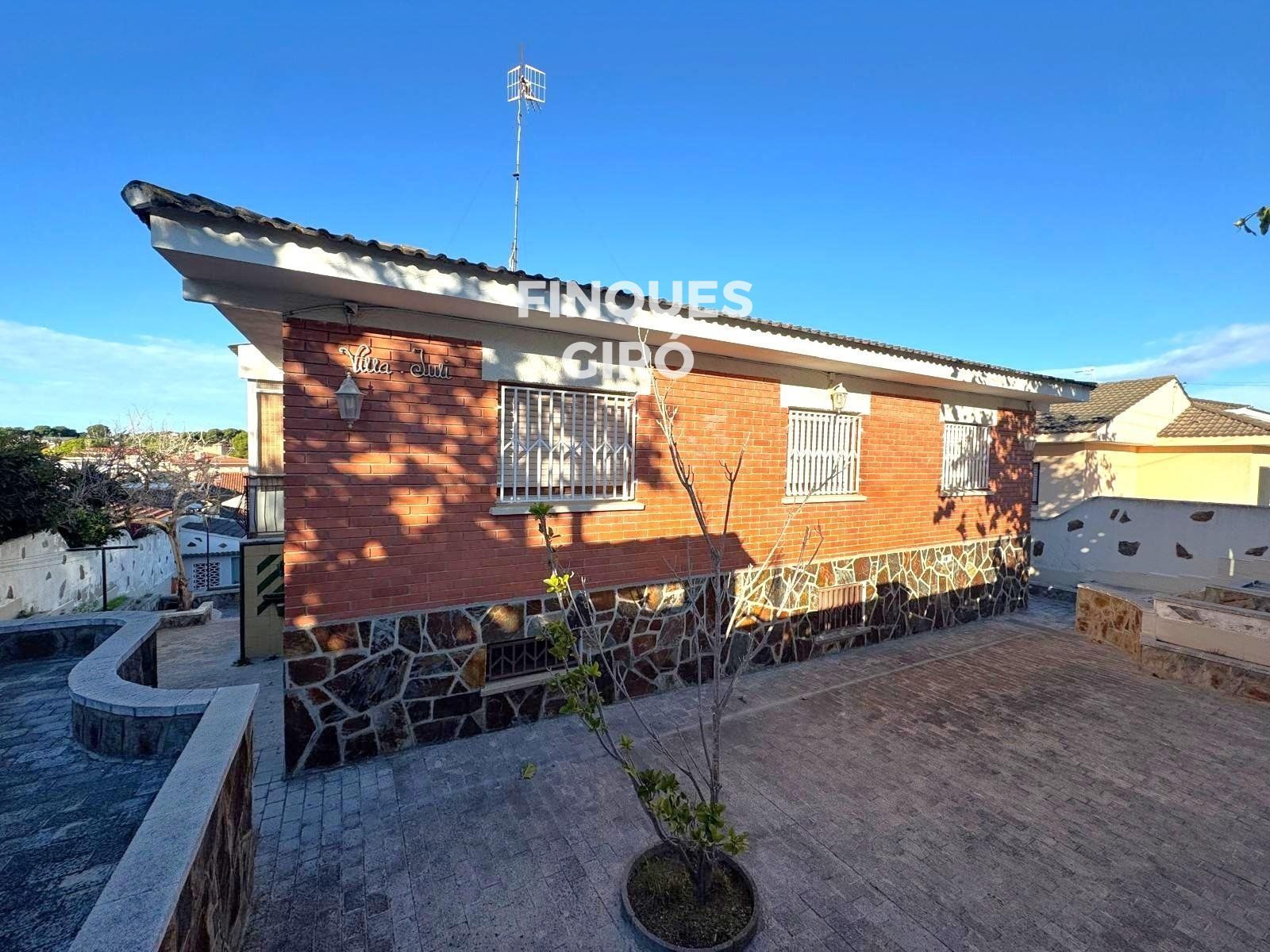 Vista exterior de Casa o xalet en venda en Calafell amb Terrassa, Traster i Piscina