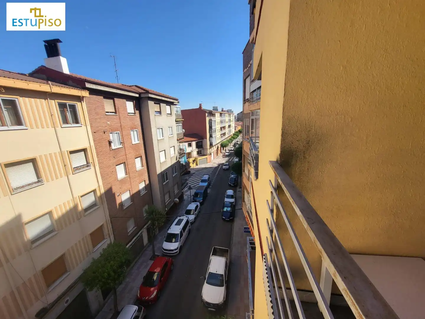 Vista exterior de Pis en venda en León Capital  amb Calefacció, Terrassa i Moblat