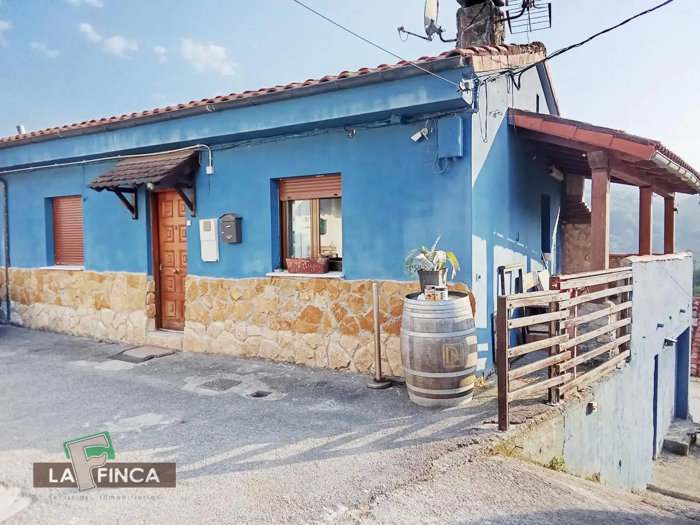 Vista exterior de Casa adosada en venda en Oviedo  amb Calefacció, Terrassa i Traster