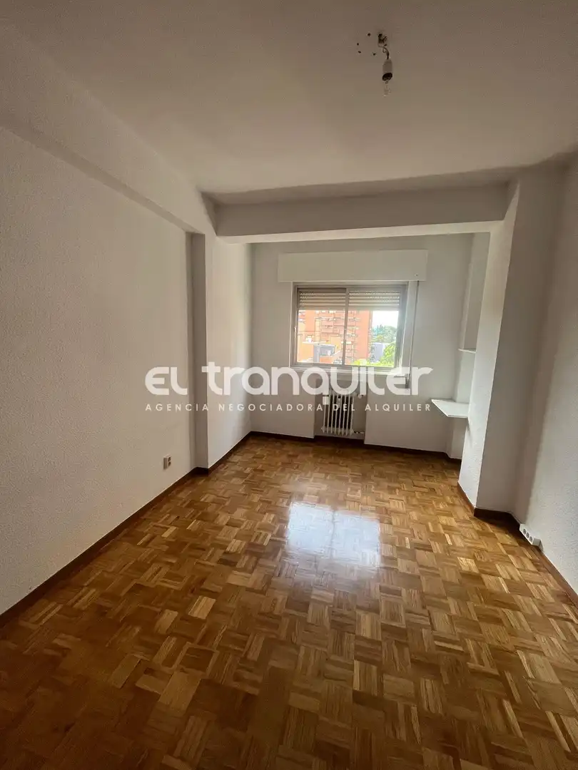 Bedroom of Flat for rent in Madrid  with Parquet flooring, Terrace and Washing machine