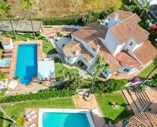 Jardí de Casa o xalet en venda en Estepona amb Aire condicionat, Terrassa i Piscina