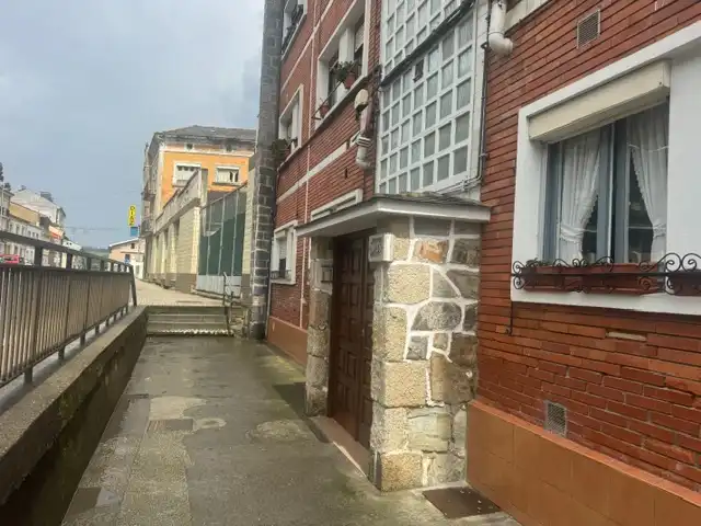 Vista exterior de Pis en venda en Vegadeo amb Calefacció, Parquet i Moblat