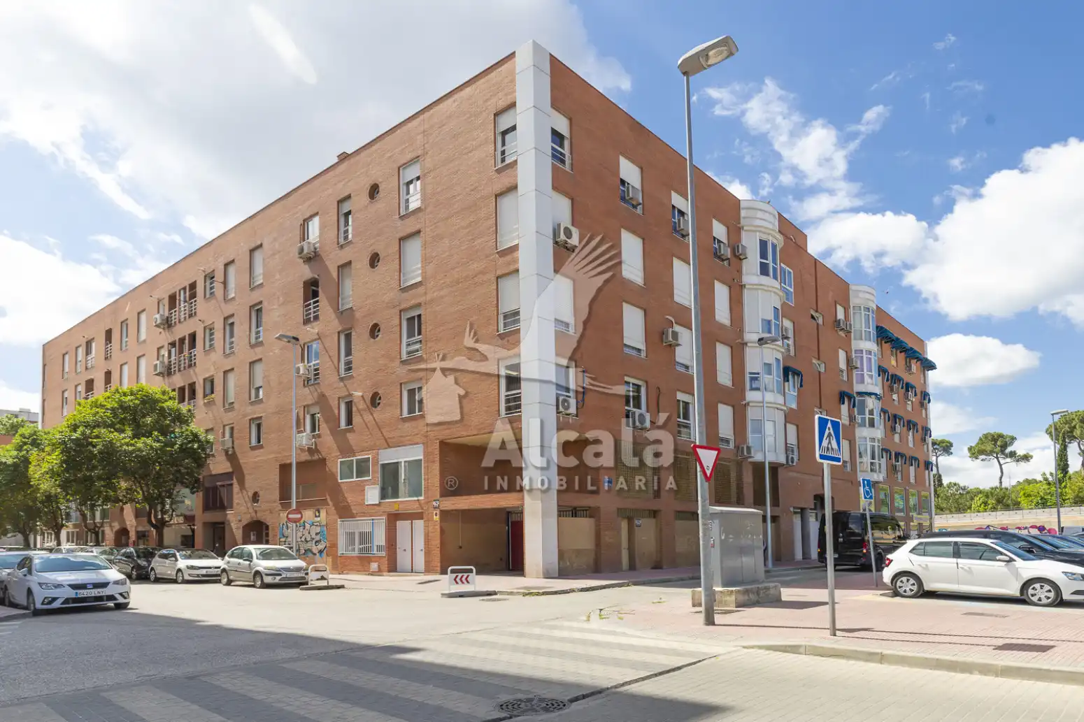 Vista exterior de Local en venta en Alcalá de Henares con Aire acondicionado