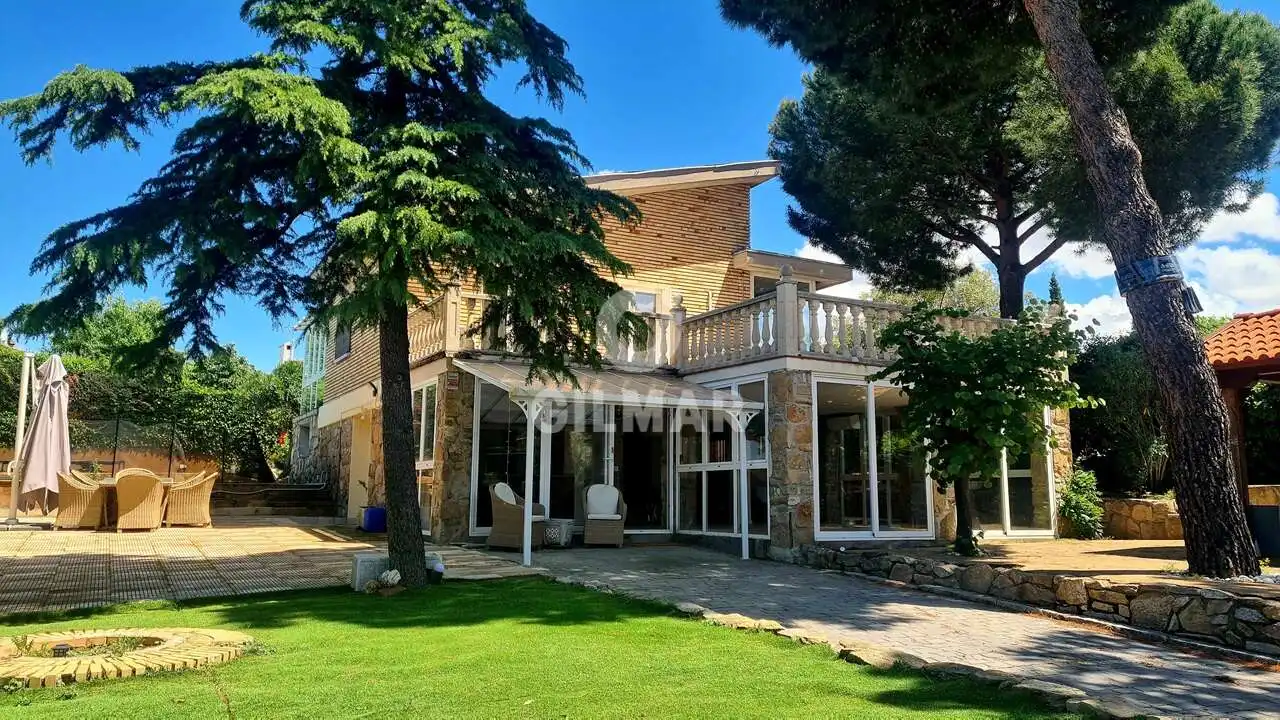 Vista exterior de Casa o xalet en venda en Boadilla del Monte amb Calefacció, Jardí privat i Piscina