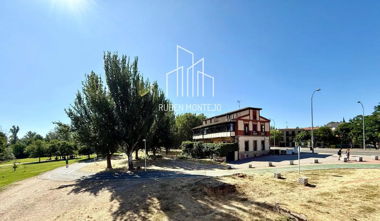 Außenansicht von Einfamilien-Reihenhaus zur Miete in Salamanca mit Heizung, Terrasse und Abstellraum