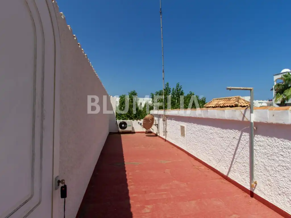 Vista exterior de Casa o xalet en venda en Dénia amb Aire condicionat, Jardí privat i Terrassa