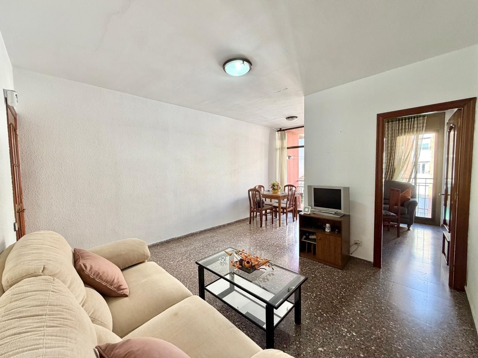 Sala d'estar de Pis en venda en L'Hospitalet de Llobregat amb Terrassa