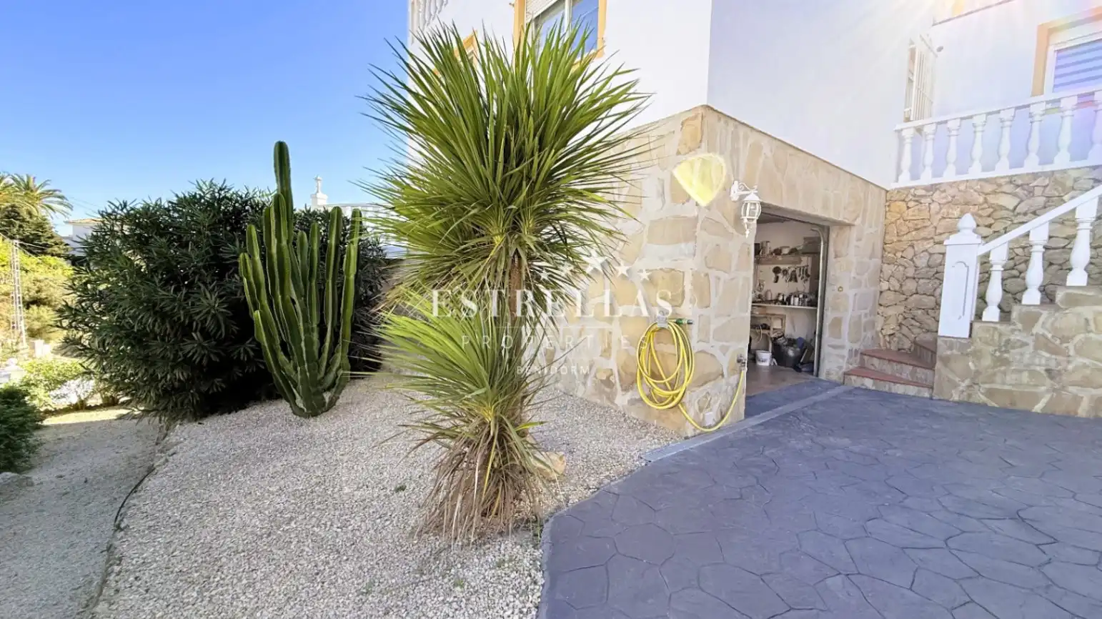 Vista exterior de Casa o xalet en venda en La Nucia amb Aire condicionat, Calefacció i Jardí privat